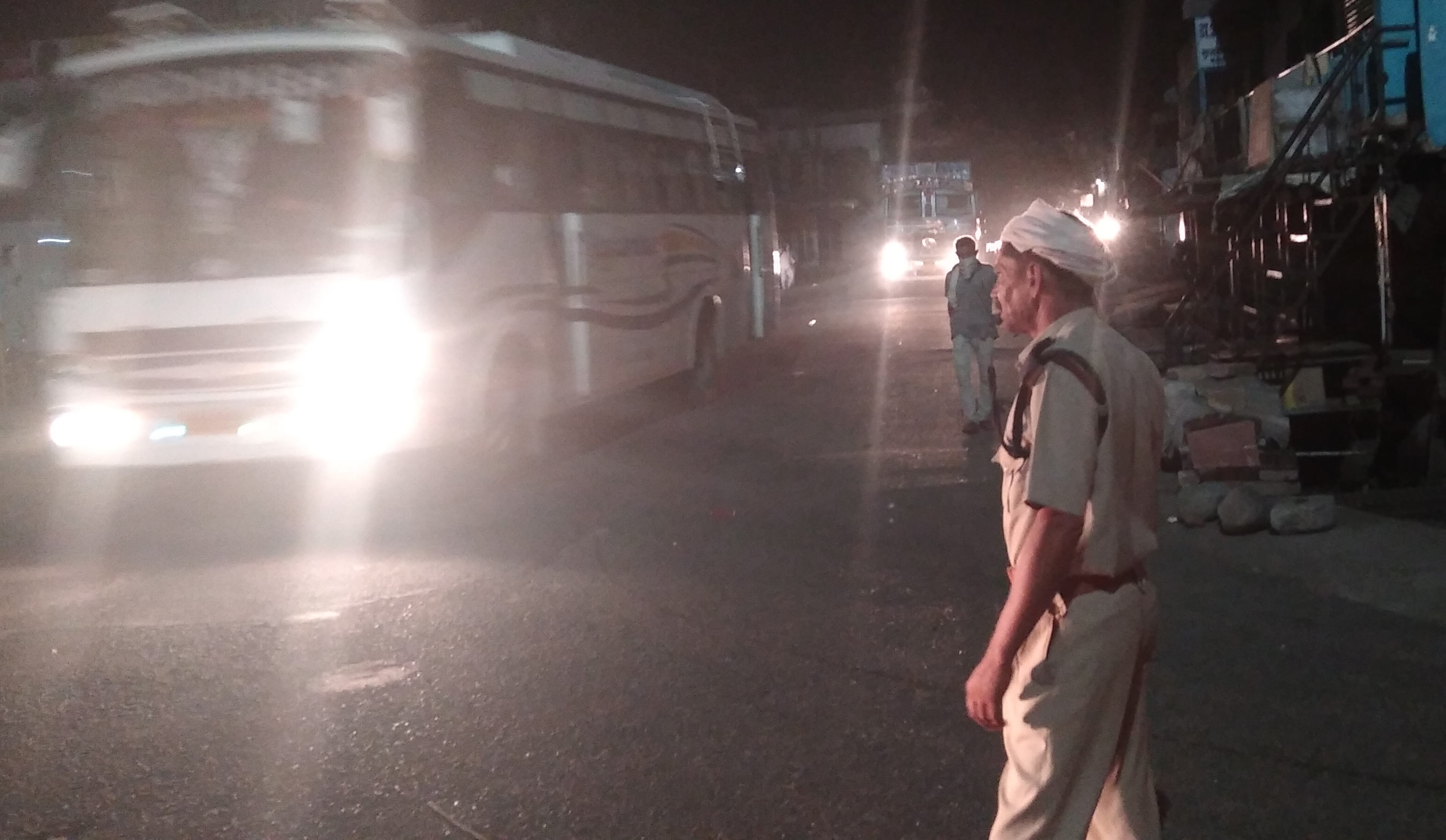 शामली रात्री 8.40 पर विजय चौक पर वाहनो को निकलवाते पुलिसकर्मी शामली रात्री 8.40 पर विजय चौक पर वाहनो को निकलवाते पुलिसकर्मी