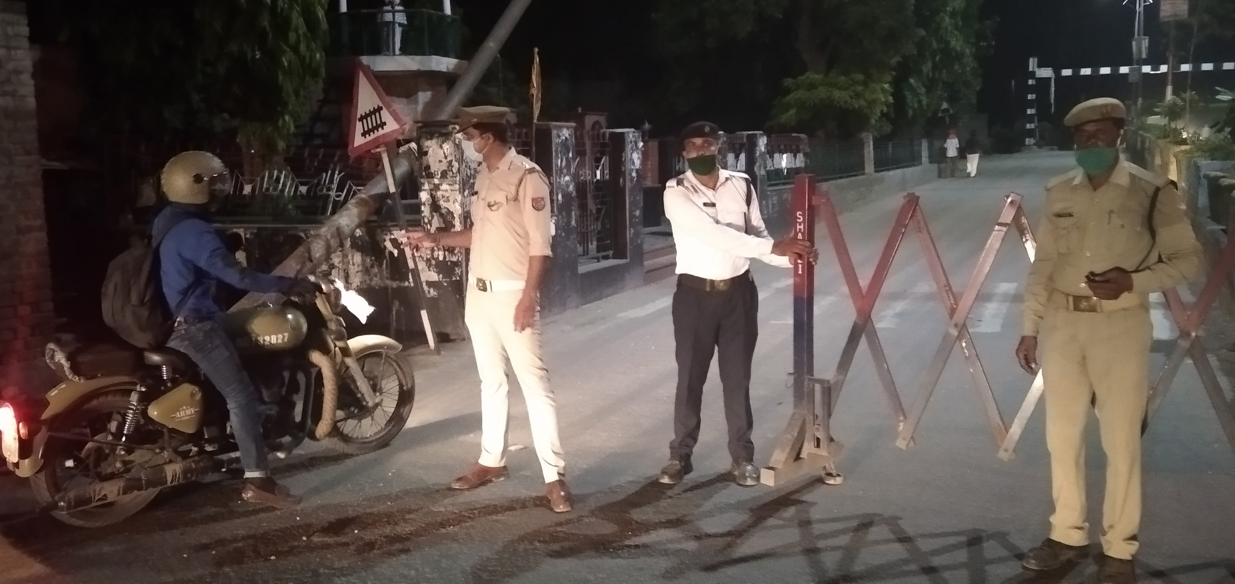 शामली गुरूद्वारा तिराहे पर बैरियर लगा कर चैकिंग करते पुलिसकर्मी शामली गुरूद्वारा तिराहे पर बैरियर लगा कर चैकिंग करते पुलिसकर्मी