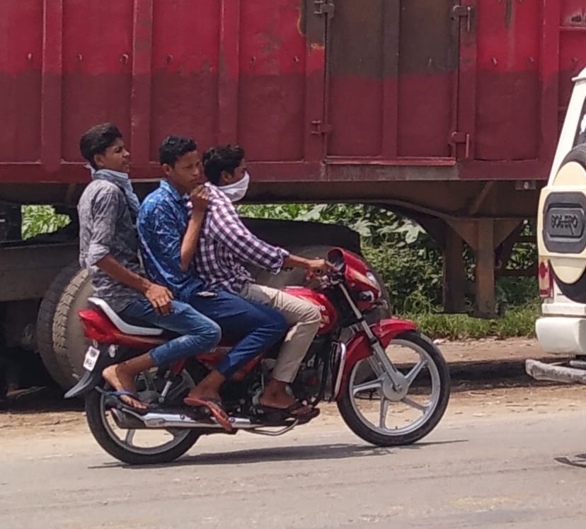 शामली मुजफ्फरनगर रोड पर ट्रिपल राइडिंग करते युवक शामली मुजफ्फरनगर रोड पर ट्रिपल राइडिंग करते युवक