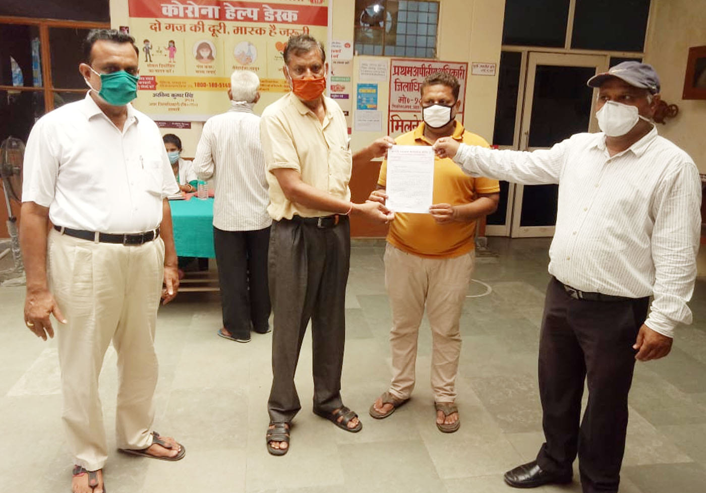 शामली कलेक्ट्रेट में ज्ञापन देने पहुंचे गुड व्यापारी शामली कलेक्ट्रेट में ज्ञापन देने पहुंचे गुड व्यापारी