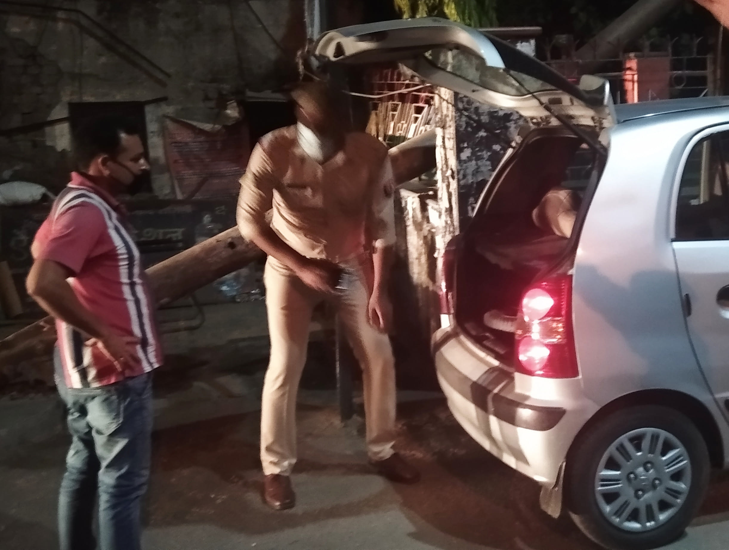 शामली गुरूद्वारा तिराहे पर चैकिंग करते पुलिसकर्मी शामली गुरूद्वारा तिराहे पर चैकिंग करते पुलिसकर्मी