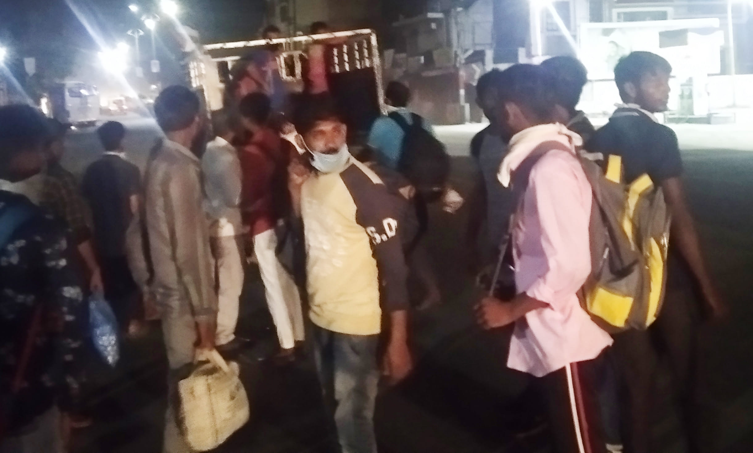 शामली गुरूद्वारा तिराहे पर खडे यात्री शामली गुरूद्वारा तिराहे पर खडे यात्री