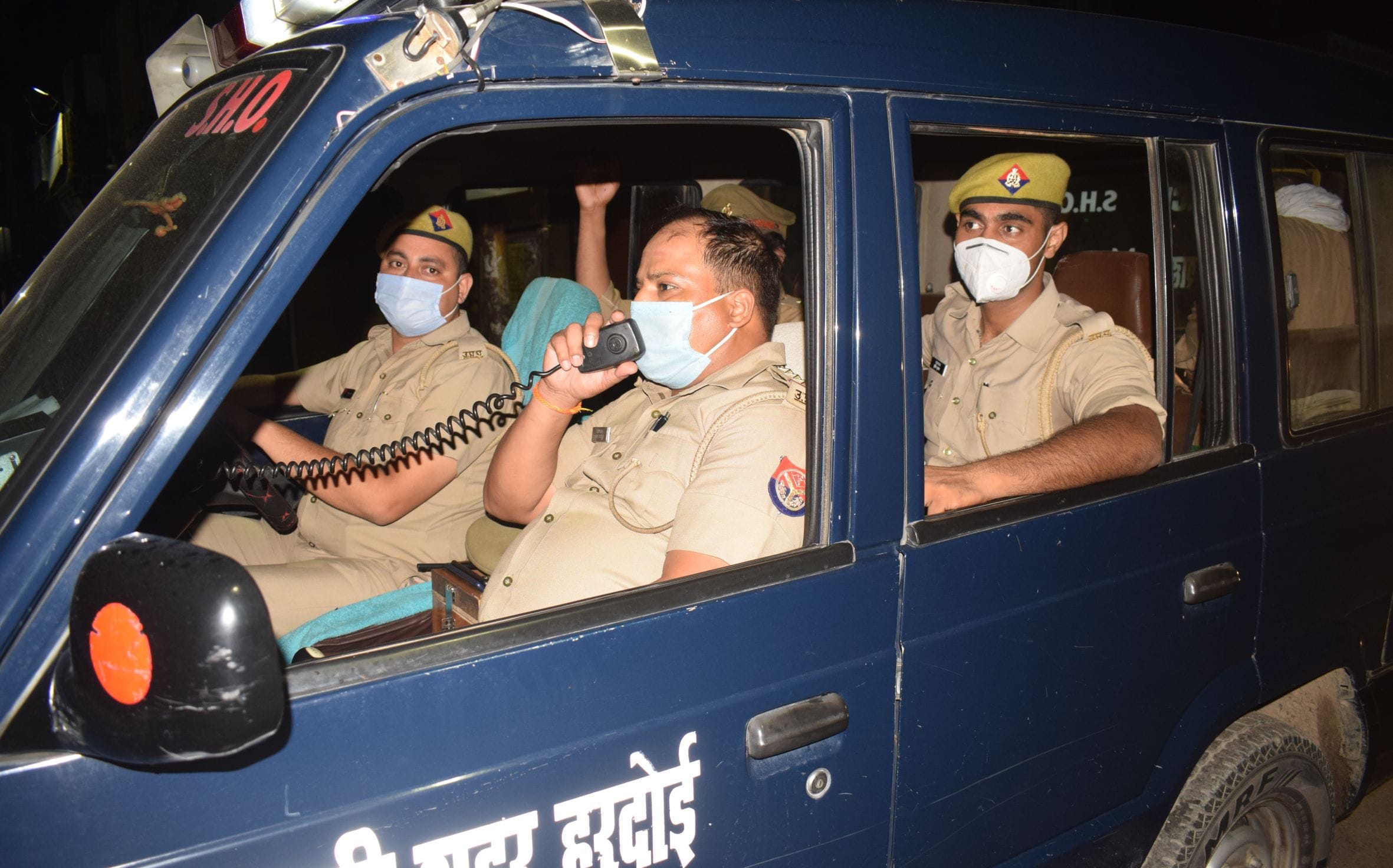 फोटो-18-रात्रि में लाउडस्पीकर से संदेश देते शहर कोतवाल शैलेंद्र श्रीवास्तव। संवाद फोटो-18-रात्रि में लाउडस्पीकर से संदेश देते शहर कोतवाल शैलेंद्र श्रीवास्तव। संवाद