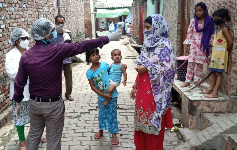 फोटो- 26- पिहानी के मोहल्ला नागर में थर्मल स्क्रीनिंग करती स्वास्थ्य विभाग की टीम। संवाद फोटो- 26- पिहानी के मोहल्ला नागर में थर्मल स्क्रीनिंग करती स्वास्थ्य विभाग की टीम। संवाद