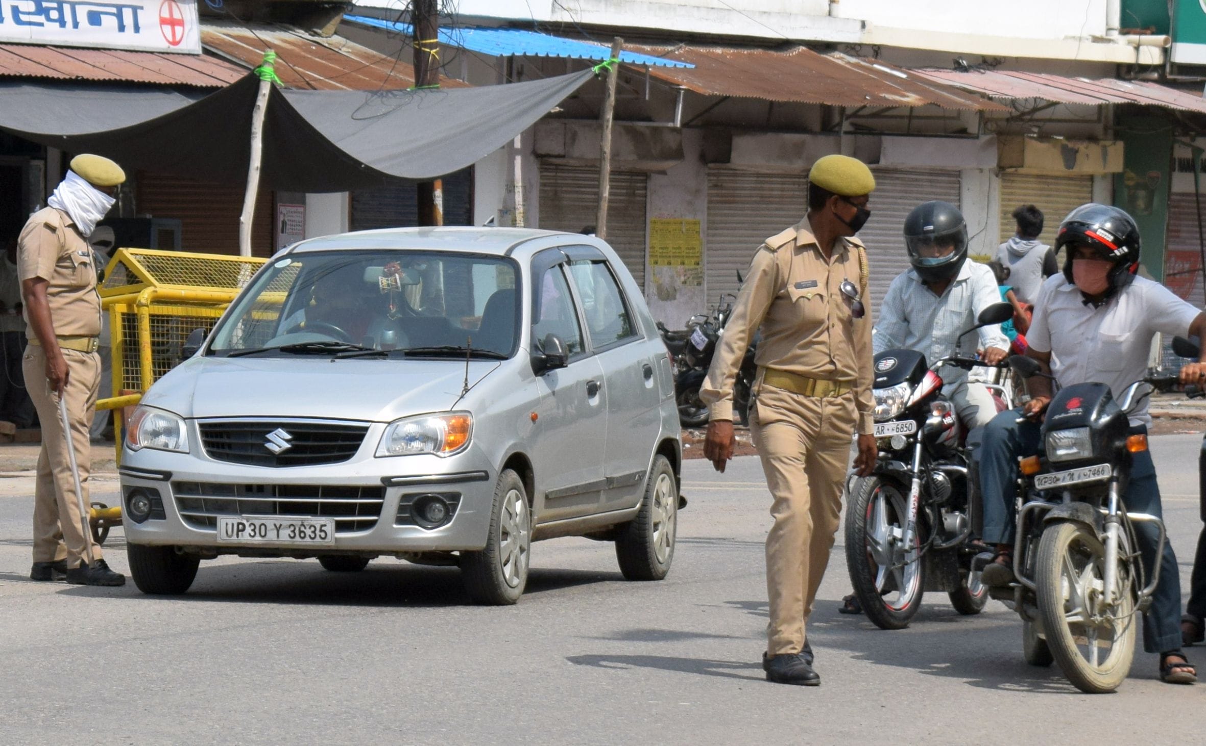 फोटो-6-सिनेमा चौराहे पर वाहनों को रोककर पूछताछ करते पुलिस कर्मी। संवाद फोटो-6-सिनेमा चौराहे पर वाहनों को रोककर पूछताछ करते पुलिस कर्मी। संवाद