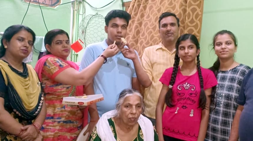 नगीना में आईसीएसई के हाईस्कूल टॉपर माधव शर्मा को मिठाई खिलाते परिजन। नगीना में आईसीएसई के हाईस्कूल टॉपर माधव शर्मा को मिठाई खिलाते परिजन।