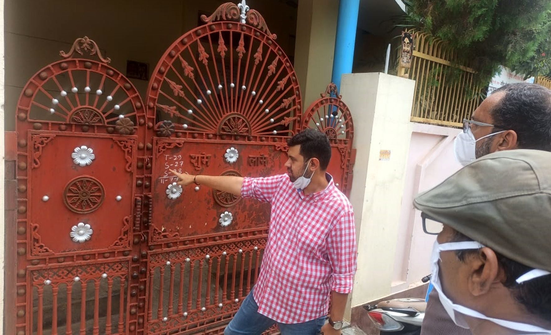 अतरौली में प्रमुख सचिव को डोर टू डोर सर्वे के चिह्न दिखाते सीडीओ। अतरौली में प्रमुख सचिव को डोर टू डोर सर्वे के चिह्न दिखाते सीडीओ।
