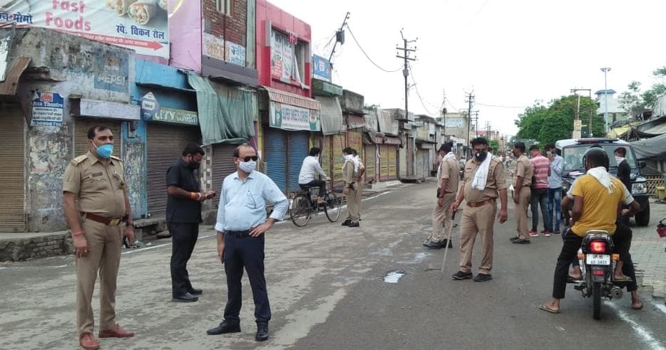दो दिन के प्रतिबंध के दौरान सरधना बाजार में पुलिस व एसडीएम। 