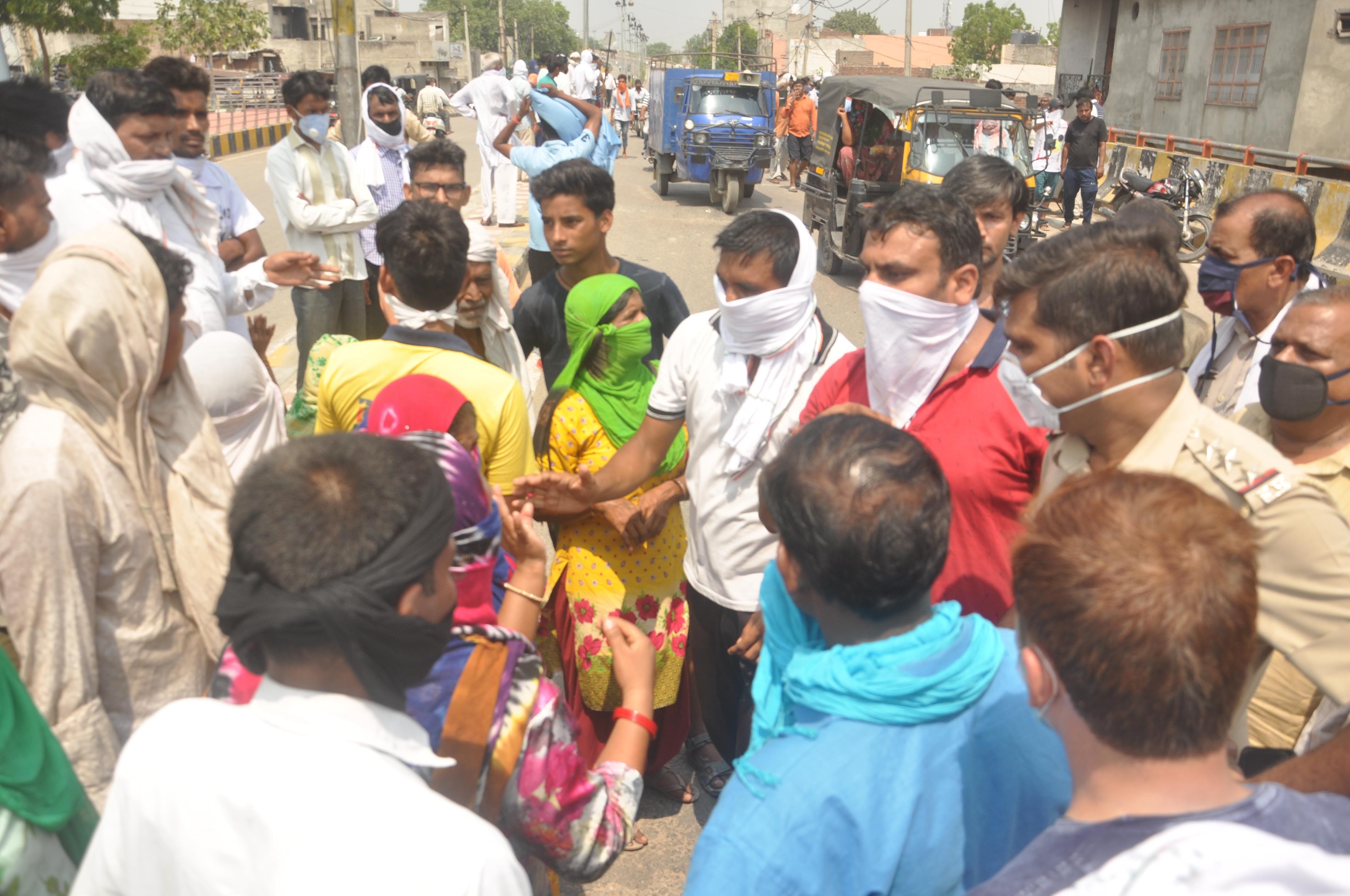 नंद कॉलोनी के निवासी नरेश की मौत के बाद हिसार रोड पर जाम लगा रहे लोगों को समझाती पुलिस  । संवाद न्य?