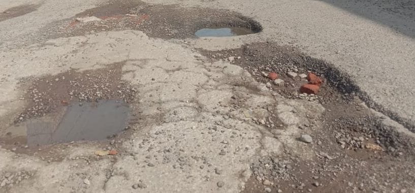 शहर की गांधी कालोनी के मुख्य मार्ग पर हुए गड्ढे। शहर की गांधी कालोनी के मुख्य मार्ग पर हुए गड्ढे।