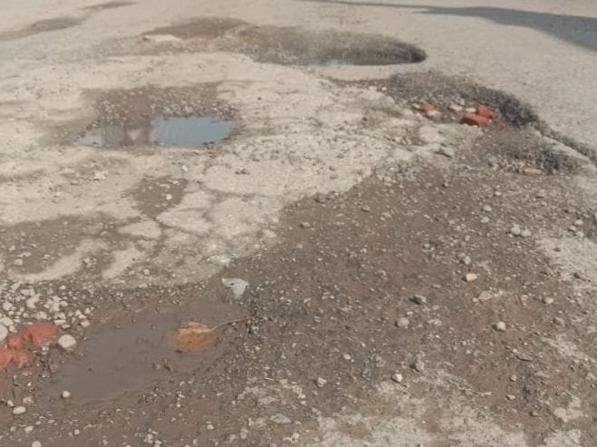 शहर की गांधी कालोनी के मुख्य मार्ग पर हुए गड्ढे। शहर की गांधी कालोनी के मुख्य मार्ग पर हुए गड्ढे।