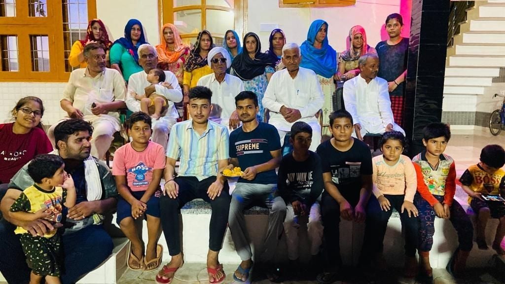 प्रदेशभर में तीसरा स्थान हासिल करने वाला रोहति और परिवार के अन्य लोग खुशी मनाते हुए। प्रदेशभर में तीसरा स्थान हासिल करने वाला रोहति और परिवार के अन्य लोग खुशी मनाते हुए।