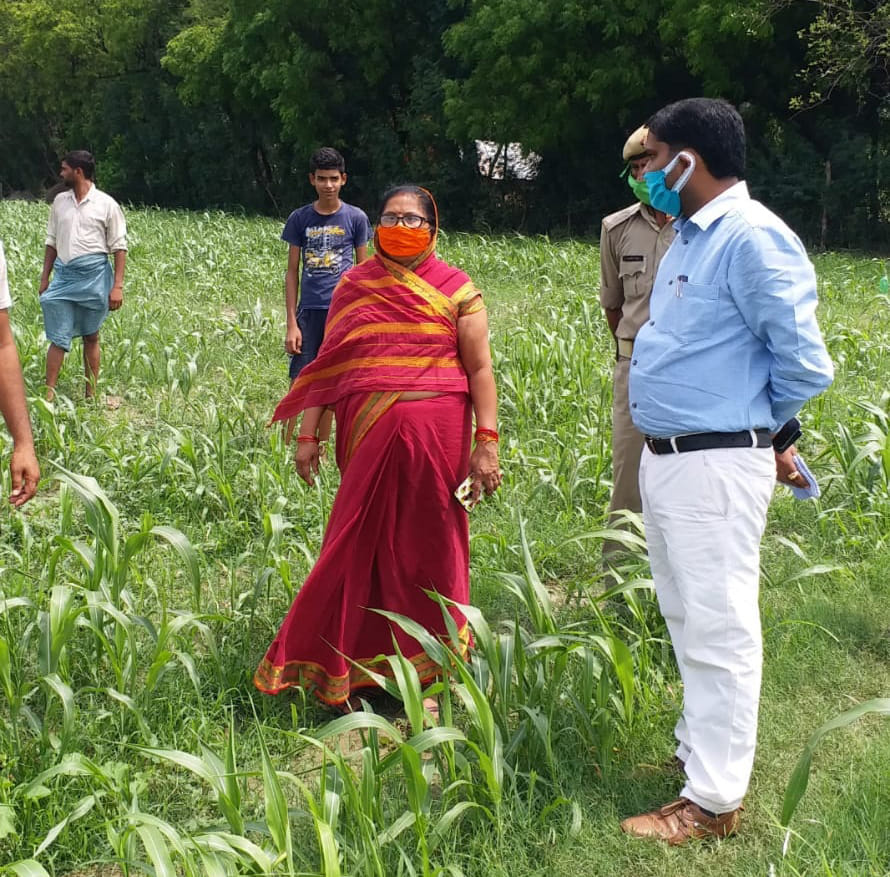 सौरिख क्षेत्र में किसानों से नुकसान की जानकारी लेते तहसीलदार अभिमन्यु कुमार।