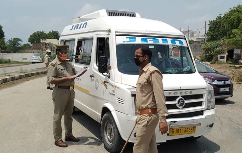 -दौराला में लॉक डाउन के दौरान बस का चालान करती पुलिस।