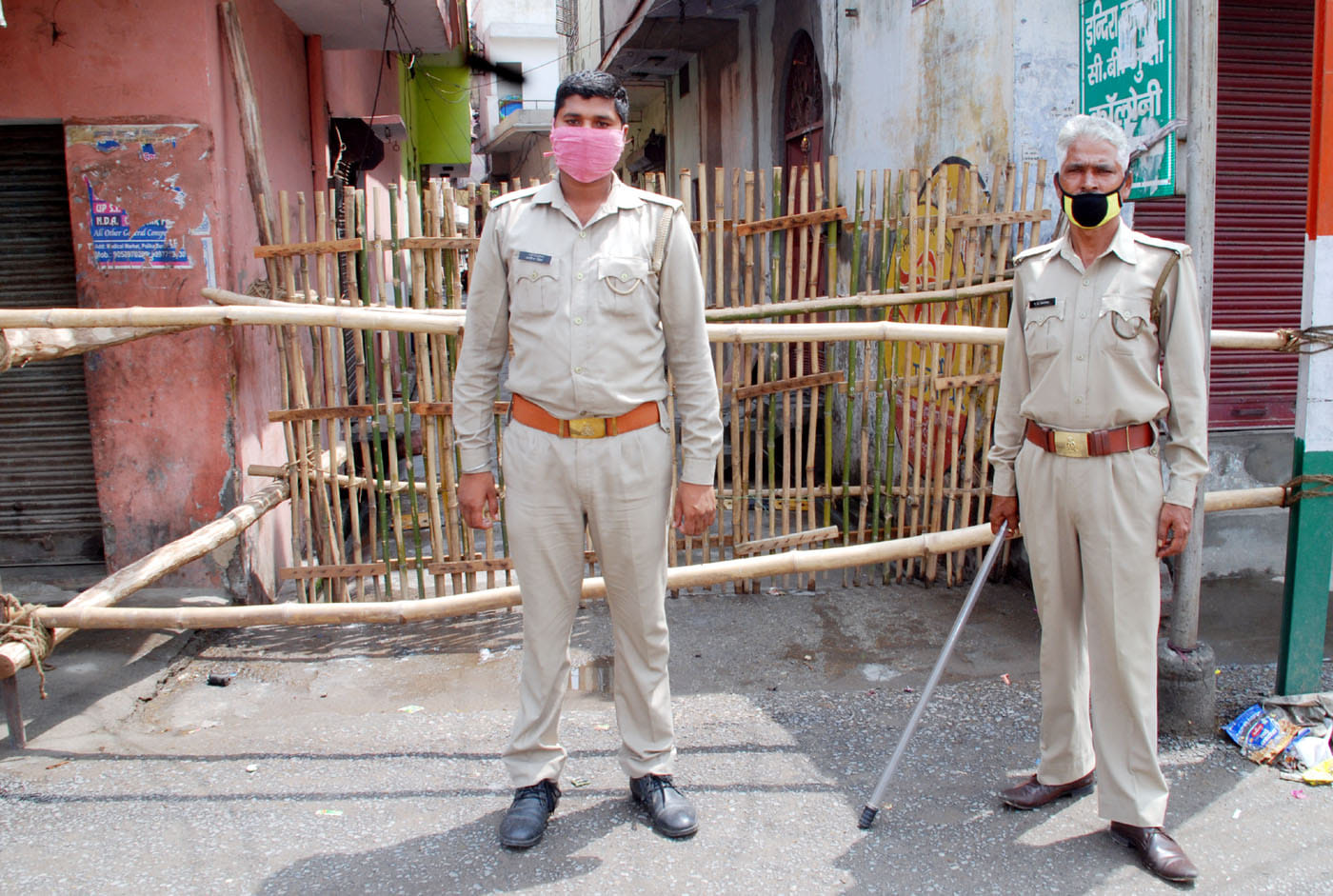 शामली हॉटस्पॉट सेंटर पर तैनात पुलिसकर्मी शामली हॉटस्पॉट सेंटर पर तैनात पुलिसकर्मी