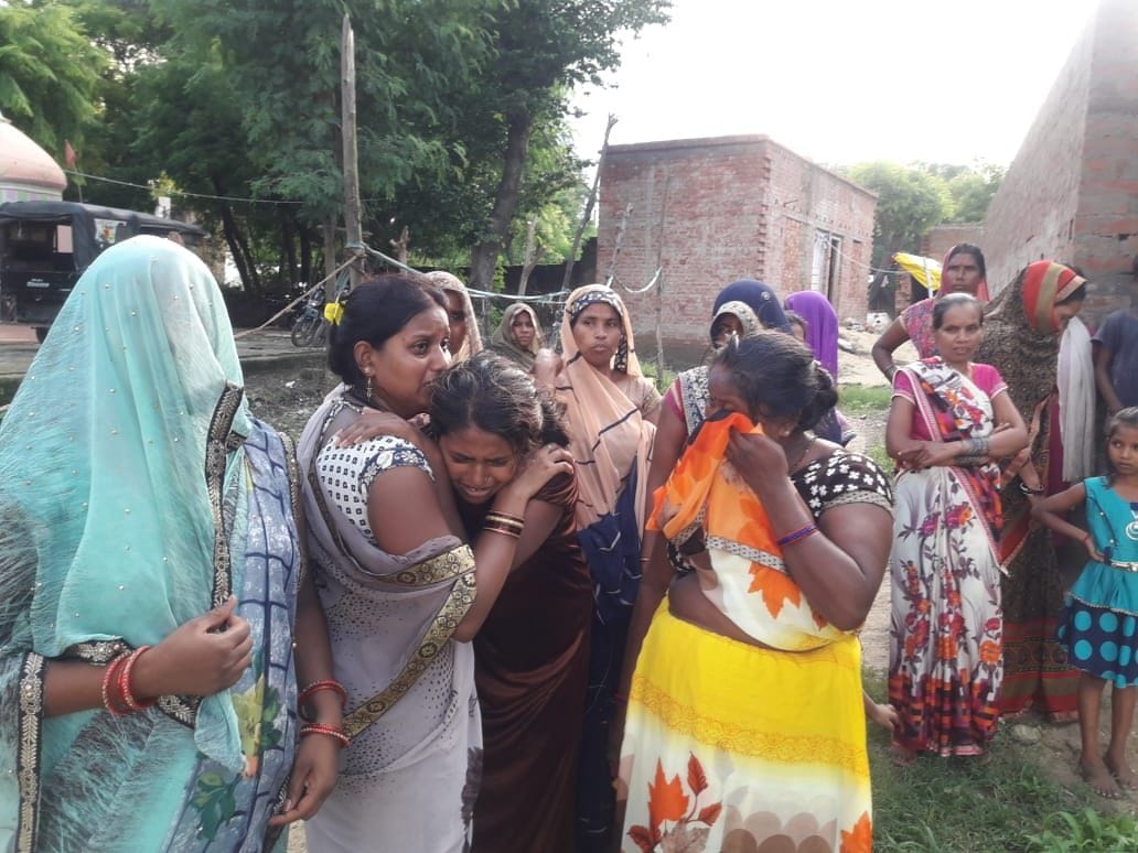 लीलापुर में करंट की चपेट में आने राजमिस्त्री की मौत के बाद विलखते परिजन।