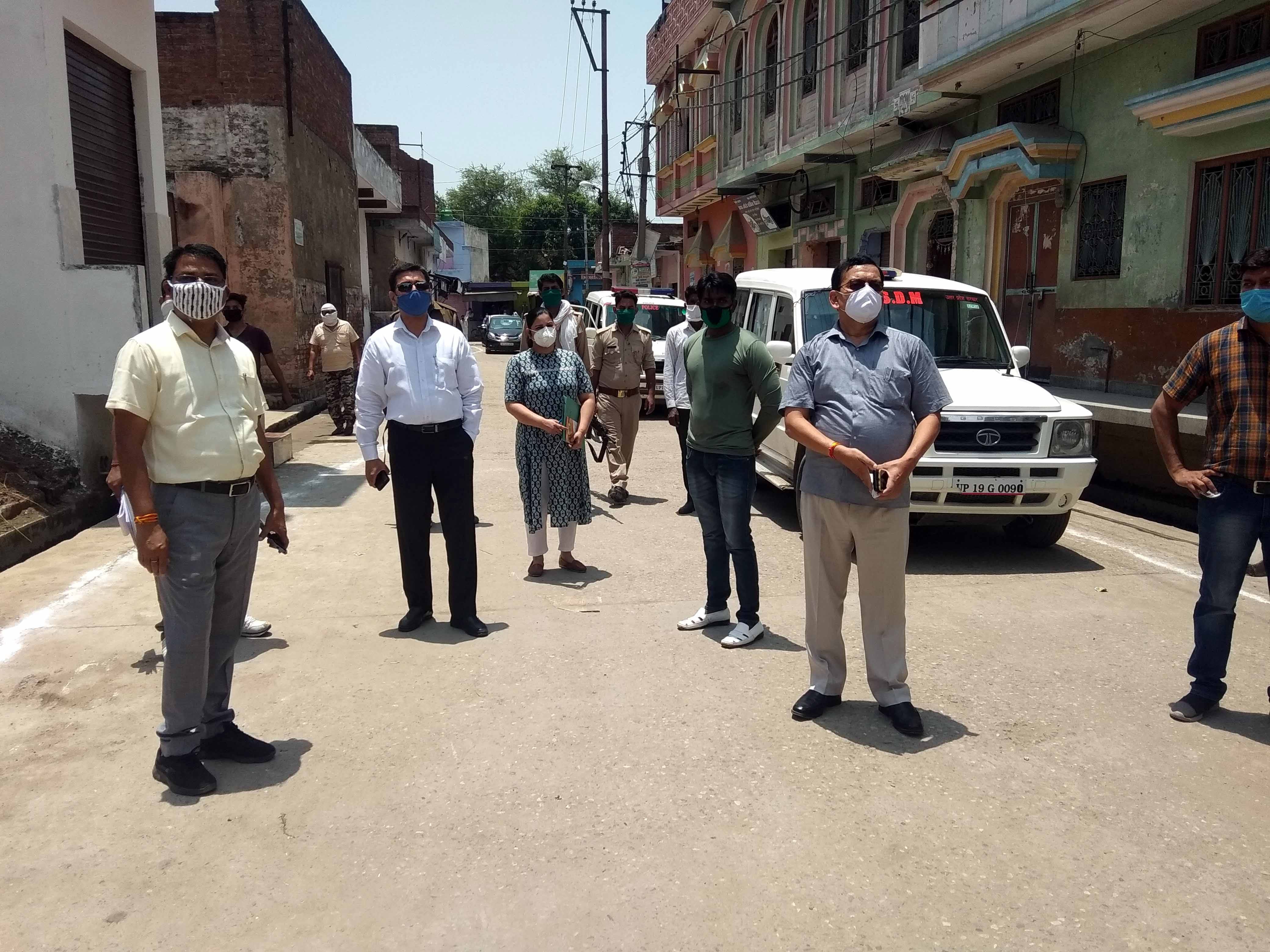 कैराना में मौहल्ला घोसा चुंगी पर निरीक्षण करते नोडल अधिकारी आर पी सिंह व अन्य अधिकारी कैराना में मौहल्ला घोसा चुंगी पर निरीक्षण करते नोडल अधिकारी आर पी सिंह व अन्य अधिकारी