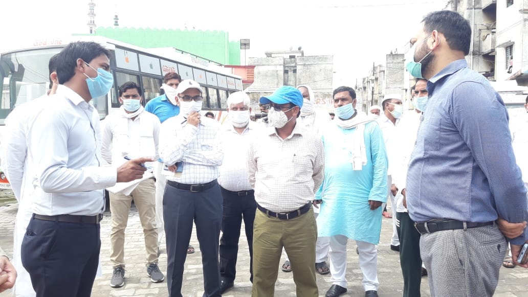 जललाबाद में निरीक्षंण के दोरान जानकारी लेते मंडलाआयुक्त जललाबाद में निरीक्षंण के दोरान जानकारी लेते मंडलाआयुक्त