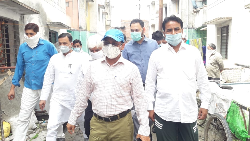 जलालाबाद में निरीक्षण करते मंडलायुक्त संजय कुमार। जलालाबाद में निरीक्षण करते मंडलायुक्त संजय कुमार।