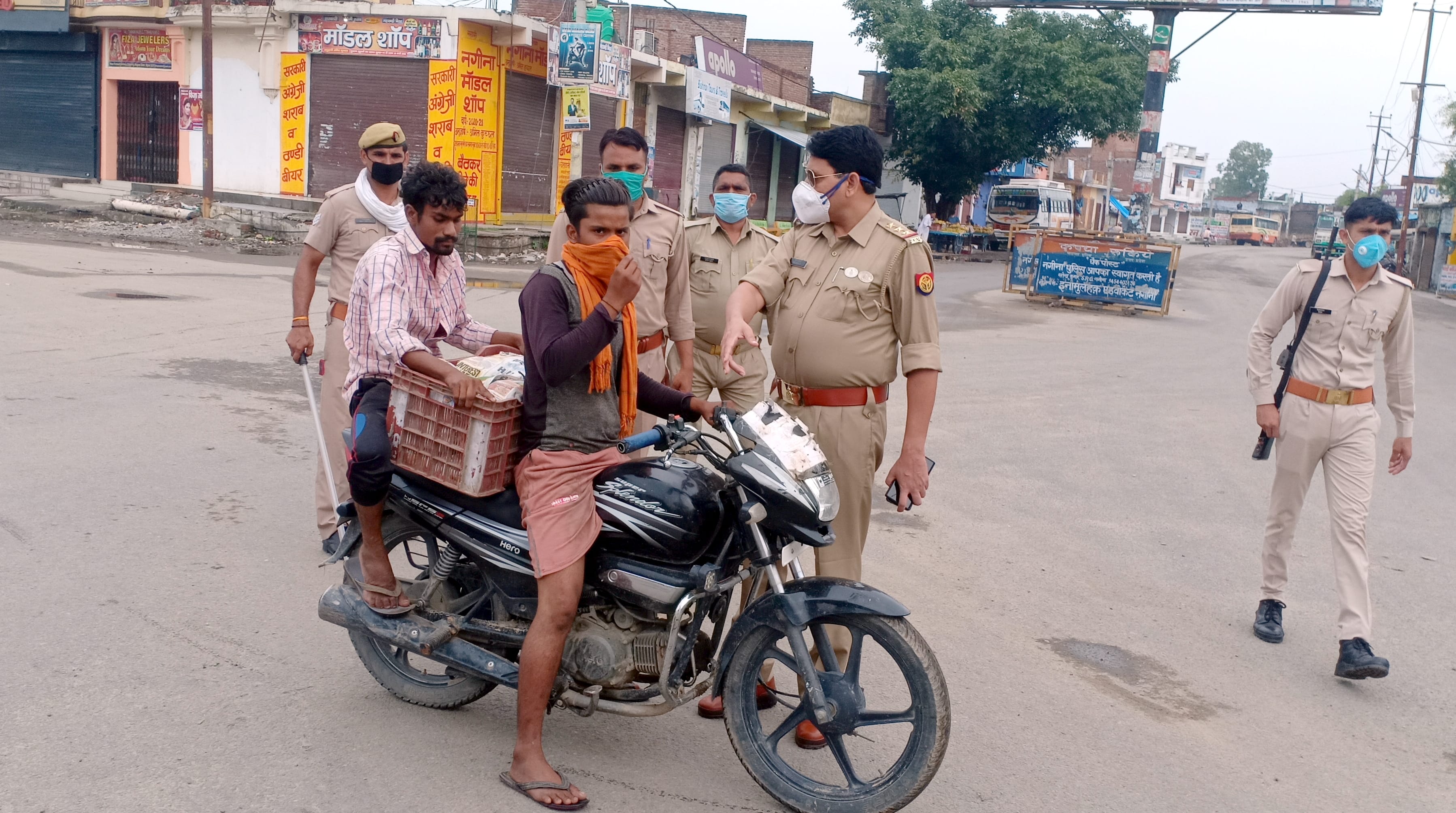 नगीना में लॉकडाउन के दौरान चैकिंग करती पुलिस। नगीना में लॉकडाउन के दौरान चैकिंग करती पुलिस।