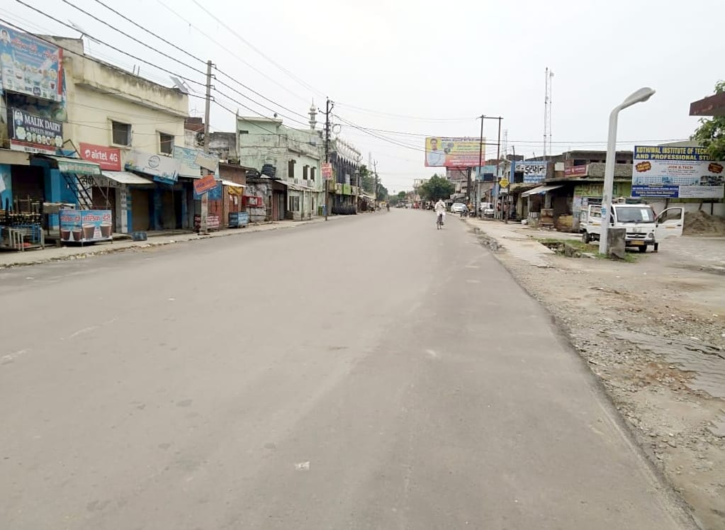 स्योहारा में लॉकडाउन के दौरान सुनी पड़ी सड़क। स्योहारा में लॉकडाउन के दौरान सुनी पड़ी सड़क।