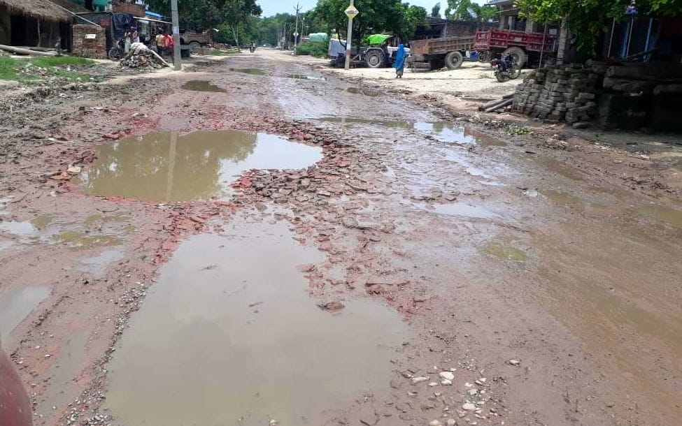 फोटो-25- मरम्मत के अभाव में कुछ ऐसी हो गई है संडीला उन्नाव मार्ग की हालत। संवाद