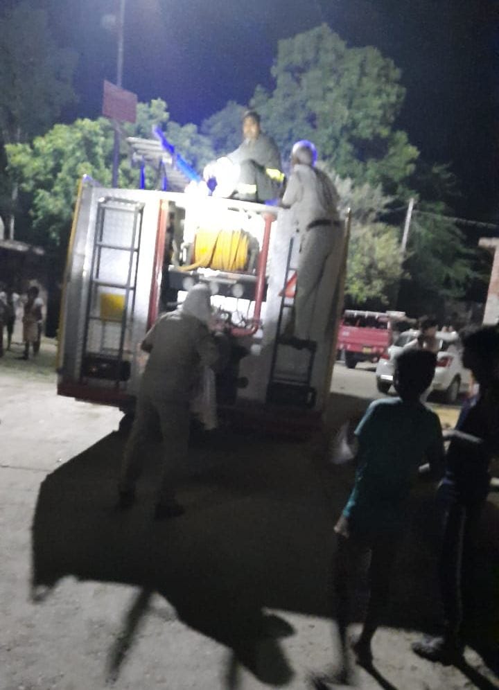 फोटो-45- टिड्डी दलों की सूचना पर रसायन के छिड़काव को रवाना होते अग्रिशमन वाहन। संवाद