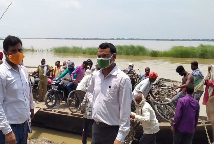 Boat Passengers Drown In Saryu Ganga But Saved By Police इ जन खर ब ह न स प न क ध र म बहन लग न व य त र य क अटक स स ब ल ब ल बच ज न Amar Ujala