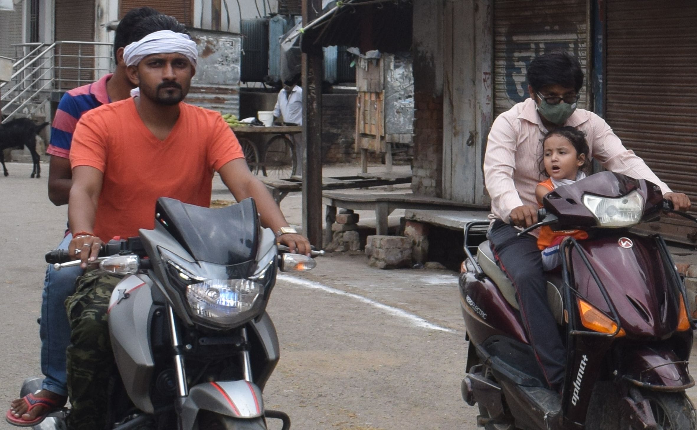 फोटो-8-मोमिनाबाद चौराहे के निकट बिना मास्क के गुजरते बाइक सवार। संवाद फोटो-8-मोमिनाबाद चौराहे के निकट बिना मास्क के गुजरते बाइक सवार। संवाद