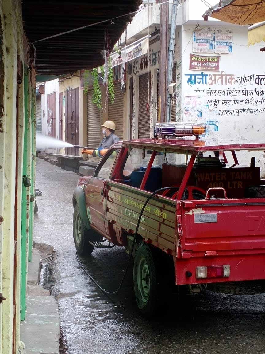 कैराना के सराफा बाजार हाट स्पाट में सैनिटाइज करती दमकल विभाग की गाडी कैराना के सराफा बाजार हाट स्पाट में सैनिटाइज करती दमकल विभाग की गाडी