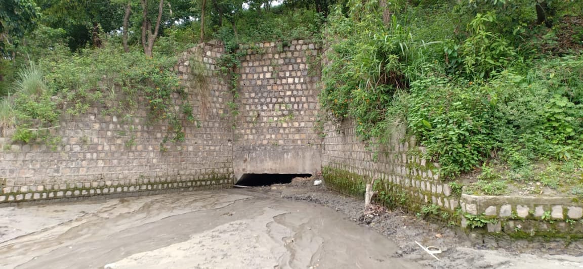 बेहट में खारा जल विद्युत परियोजना की नहर पर पूरब दिशा में सिल्ट से अटी पड़ी साइफन बेहट में खारा जल विद्युत परियोजना की नहर पर पूरब दिशा में सिल्ट से अटी पड़ी साइफन