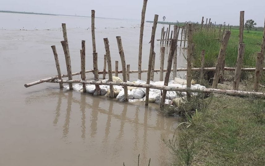 हस्तिनापुर गंगा में कटान से बचने के लिए लगाई गई ठोकर। 