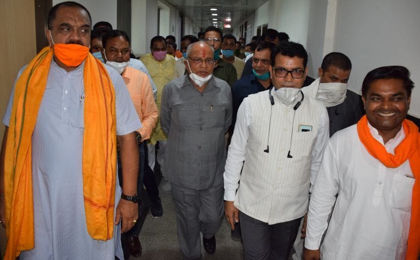 रुद्रपुर में ईएसआई अस्पताल का निरीक्षण करते भाजपा प्रदेश अध्यक्ष व अन्य। रुद्रपुर में ईएसआई अस्पताल का निरीक्षण करते भाजपा प्रदेश अध्यक्ष व अन्य।