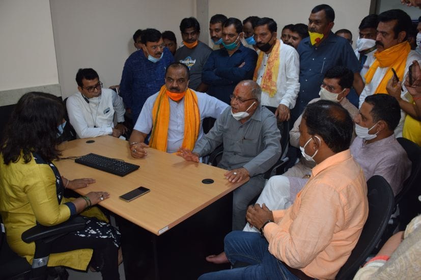 ईएसआई अस्पताल की चिकित्सा अधिक्षक से जानकारी लेते भाजपा प्रदेश अध्यक्ष। ईएसआई अस्पताल की चिकित्सा अधिक्षक से जानकारी लेते भाजपा प्रदेश अध्यक्ष।