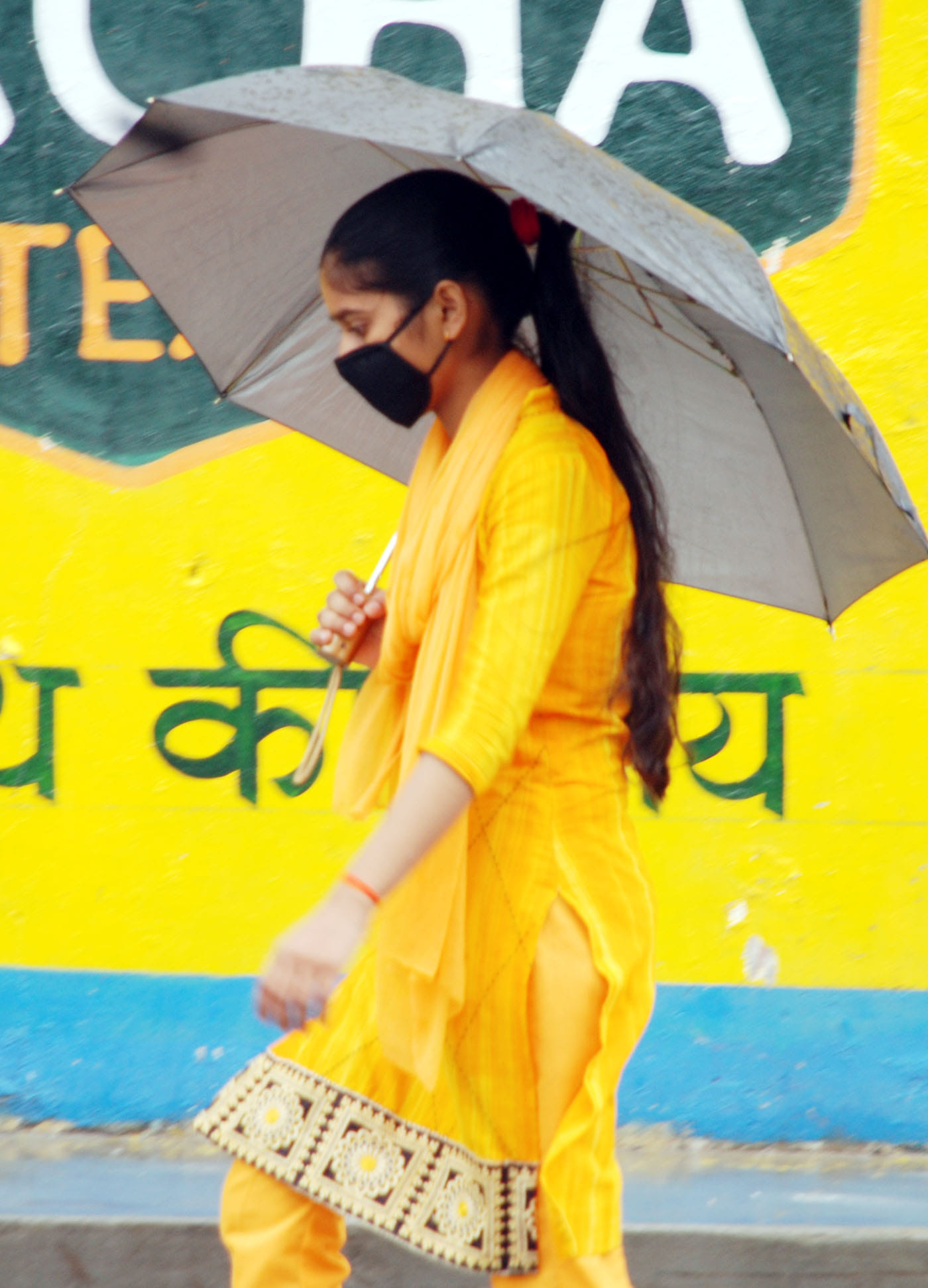 शामली बरसात में छाता लगा कर गुजरती युवती शामली बरसात में छाता लगा कर गुजरती युवती