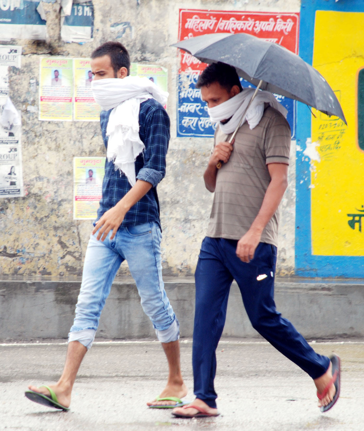 शामली बरसात में छाता लगा कर गुजरते युवक शामली बरसात में छाता लगा कर गुजरते युवक