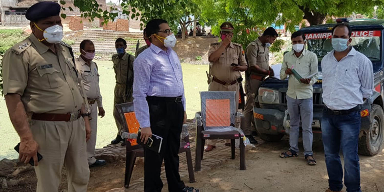 राठ के खड़ाखर में कोरोना संक्रमित मिलने पर जांच करते एसडीएम व सीओ