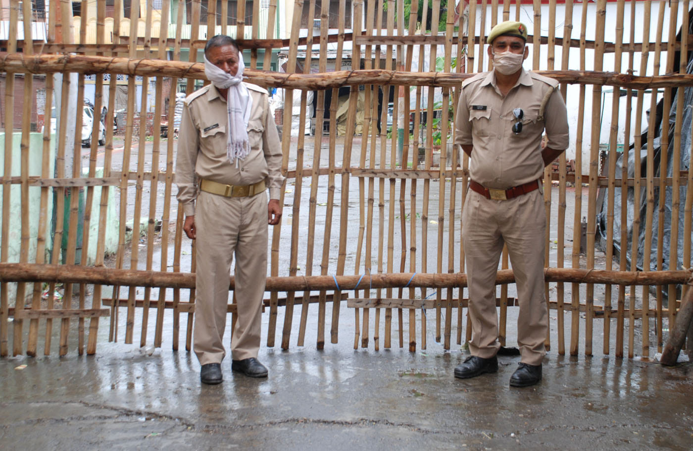 शामली ज्वाहरगंज स्थित हॉटस्पोट सैन्टर पर तैनात पुलिसकर्मी