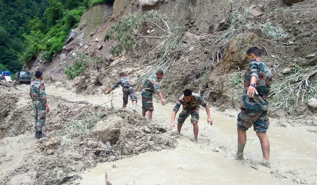 तवाघाट-लिपुलेख कैलाश मानसरोवर सड़क में मलवा आने के बाद सेना के जवान स्वयं ही रास्ता खोलते हुए। तवाघाट-लिपुलेख कैलाश मानसरोवर सड़क में मलवा आने के बाद सेना के जवान स्वयं ही रास्ता खोलते हुए।