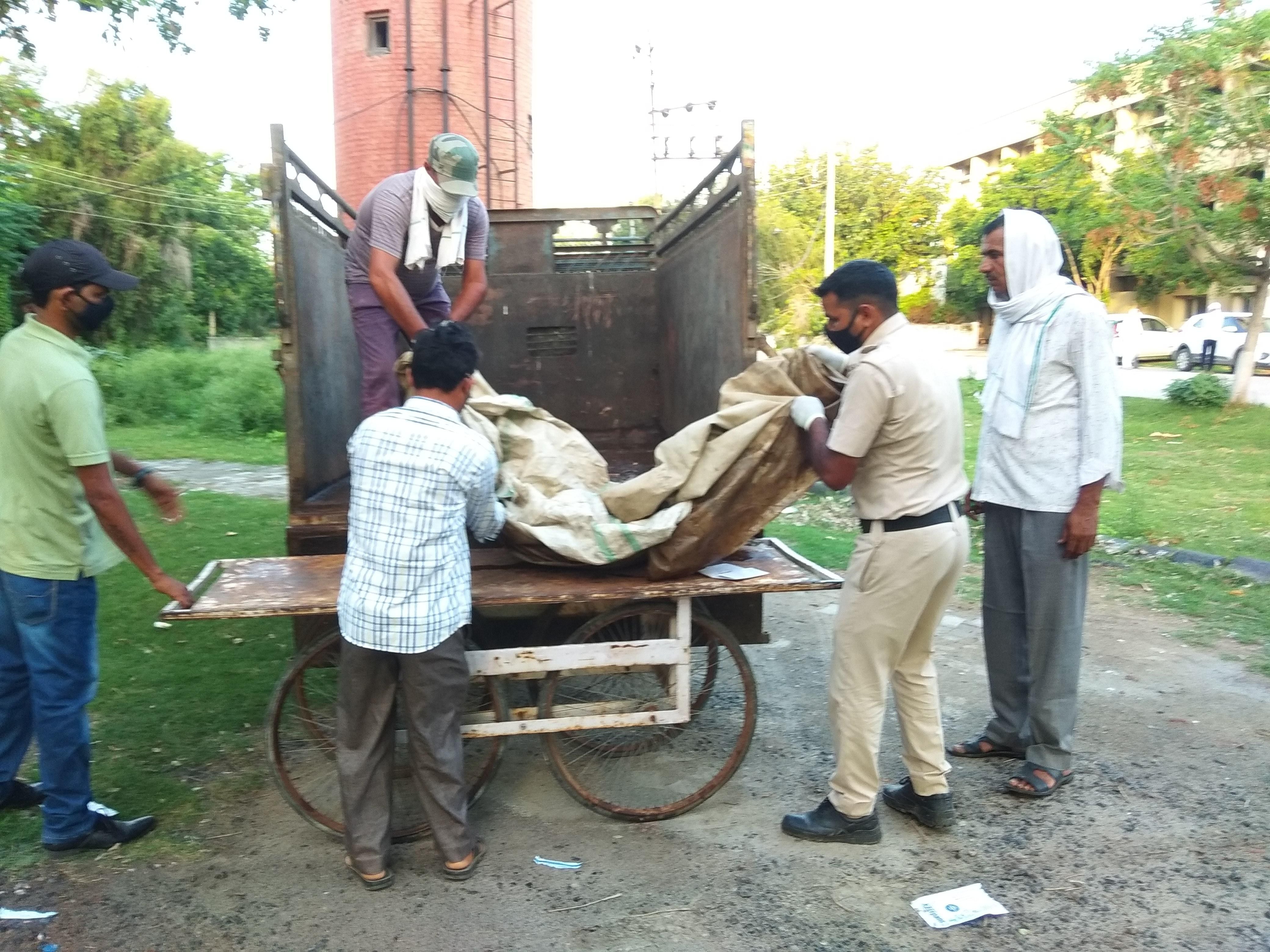 शव को गाड़ी से उतारते पुलिस व परिजन। शव को गाड़ी से उतारते पुलिस व परिजन।
