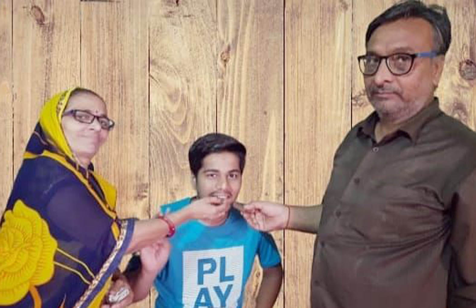 युष साहू (95.2 प्रतिशत) शांतिधाम सीनियर सेकेंडरी स्कूल, अतर्रा को मिठाई खिलाते माता-पिता। युष साहू (95.2 प्रतिशत) शांतिधाम सीनियर सेकेंडरी स्कूल, अतर्रा को मिठाई खिलाते माता-पिता।