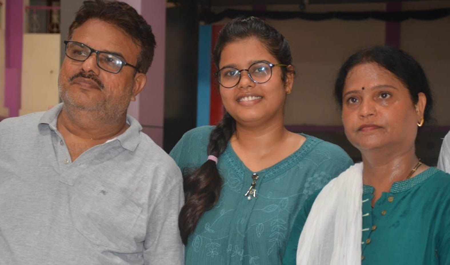 ेधावी छात्रा गति प्रकाश (96.6 प्रतिशत), सेंट मेरीज सीनियर सेकेंडरी स्कूल, अपने माता-पिता के साथ। ेधावी छात्रा गति प्रकाश (96.6 प्रतिशत), सेंट मेरीज सीनियर सेकेंडरी स्कूल, अपने माता-पिता के साथ।