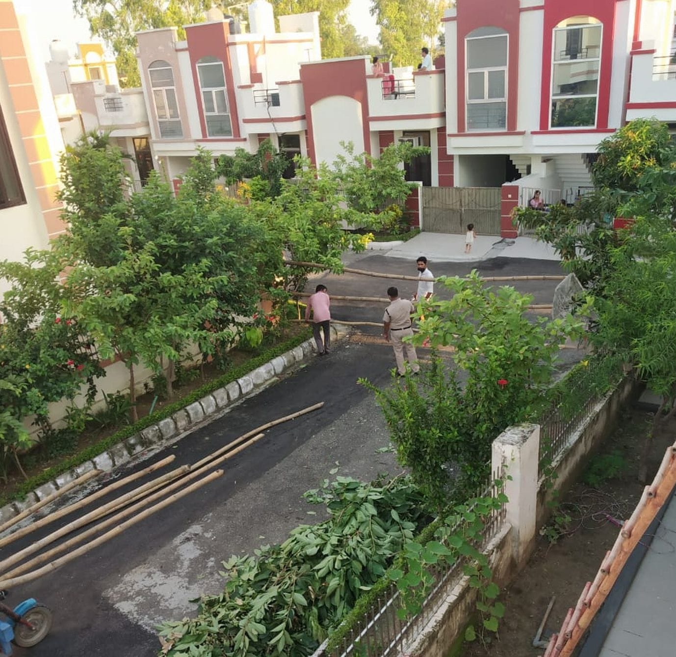 काशीपुर में अलीगंज रोड स्थित पॉश कालोनी में कंटेनमेंट जोन बनाने के लिए बल्लियां लगवाते पुलिस कर? काशीपुर में अलीगंज रोड स्थित पॉश कालोनी में कंटेनमेंट जोन बनाने के लिए बल्लियां लगवाते पुलिस कर?
