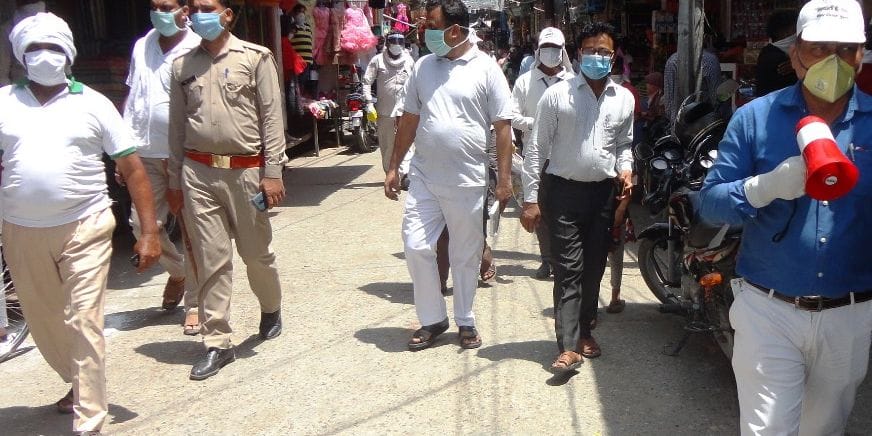 बुढ़ाना के बाजार में फेस मास्क न लगाने वाले दुकानदारों पर जुर्माना लगाते ईओ व अन्य। बुढ़ाना के बाजार में फेस मास्क न लगाने वाले दुकानदारों पर जुर्माना लगाते ईओ व अन्य।