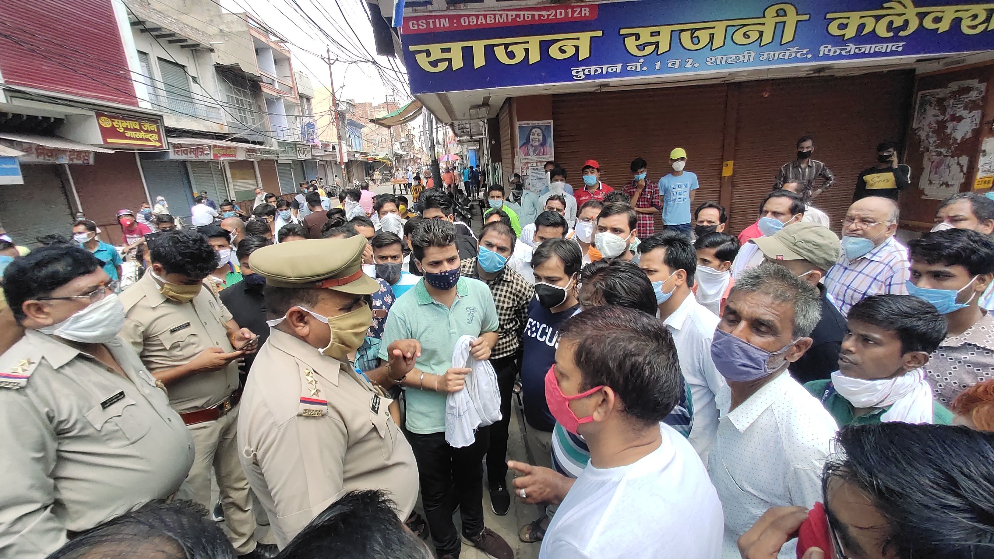 सदर बाजार में एक सप्ताह में 3 दिन दुकान खोलने के आदेश का विरोध करने के दौरान व्यापारियों को समझाते 