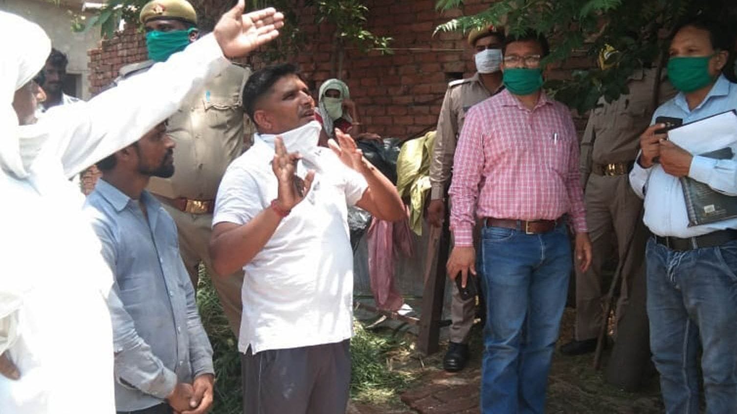 रोनी हरजीपुर में हंगामे के बाद एसडीएम और ब्लॉक के अधिकारियों के मौका दिखाते ग्रामीण रोनी हरजीपुर में हंगामे के बाद एसडीएम और ब्लॉक के अधिकारियों के मौका दिखाते ग्रामीण