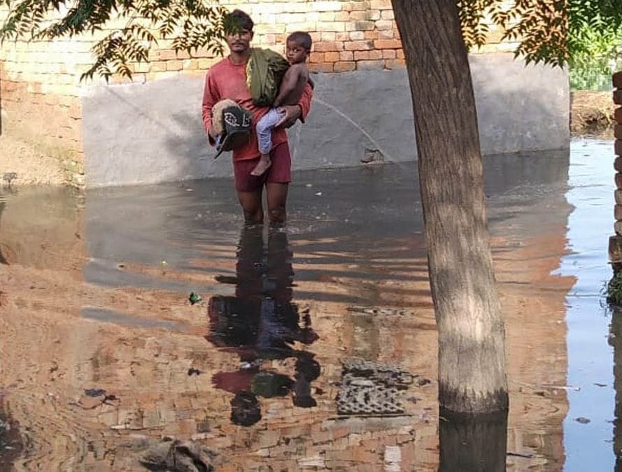 रोनी हरजीपुर में बस्ती में भरे दूषित पानी से निकलने को मजबूर ग्रामीण रोनी हरजीपुर में बस्ती में भरे दूषित पानी से निकलने को मजबूर ग्रामीण