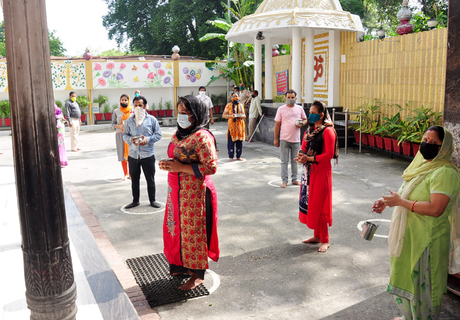 बागेश्वर महादेव मन्दिर में जलाभिषेक के लिये सोशल डिस्टेंश लाइन में लगे श्रद्घालु बागेश्वर महादेव मन्दिर में जलाभिषेक के लिये सोशल डिस्टेंश लाइन में लगे श्रद्घालु