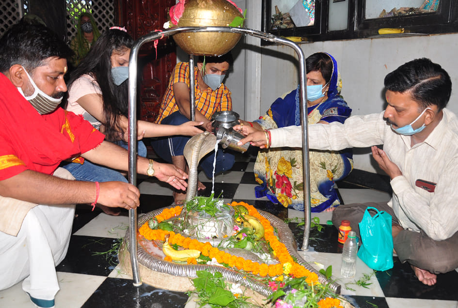 बागेश्वर महादेव मन्दिर में जलाभिषेक करते श्रद्घालु बागेश्वर महादेव मन्दिर में जलाभिषेक करते श्रद्घालु