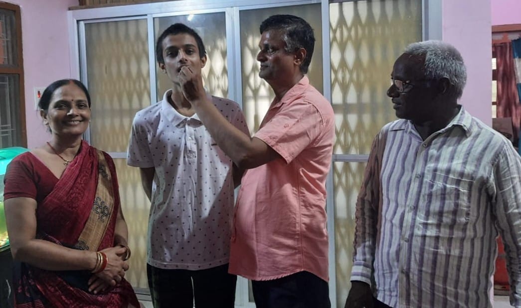 सीबीएससी बोर्ड के जिला टापर प्रखर सिंह को मिठाई खिलाते पिता सुनील सिंह। सीबीएससी बोर्ड के जिला टापर प्रखर सिंह को मिठाई खिलाते पिता सुनील सिंह।